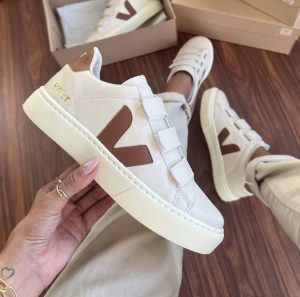 TENIS VIVI VELCRO CARAMELO