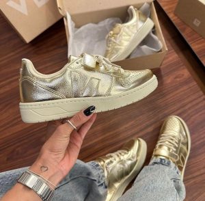 TENIS VIVI DOURADO VELCRO/CADARÇO
