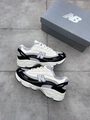TENIS NB 1000 OFF WHITE/PRETO ( LINHA LUXO )